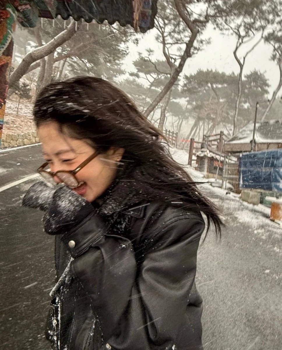 1999_ls's tweet photo. やばい、冬が待ち遠しすぎる…
雪の中の女性ってなんでこんな可愛いんだろ… https://t.co/1ea6Vmdywu