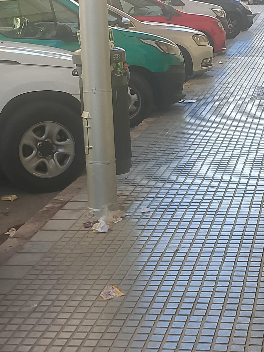 ancar_segalerva's tweet photo. Calle Martínez BarrioNuevo, se ha convertido en costumbre el dejar está calle abandonada durante días, papeleras sin cambiar desde hace una semana, barrenderos que brillan por su ausencia durante días... @LimasamOficial @malaga @pacodelatorrep  @distrito1malaga https://t.co/RDeB1wUhh9