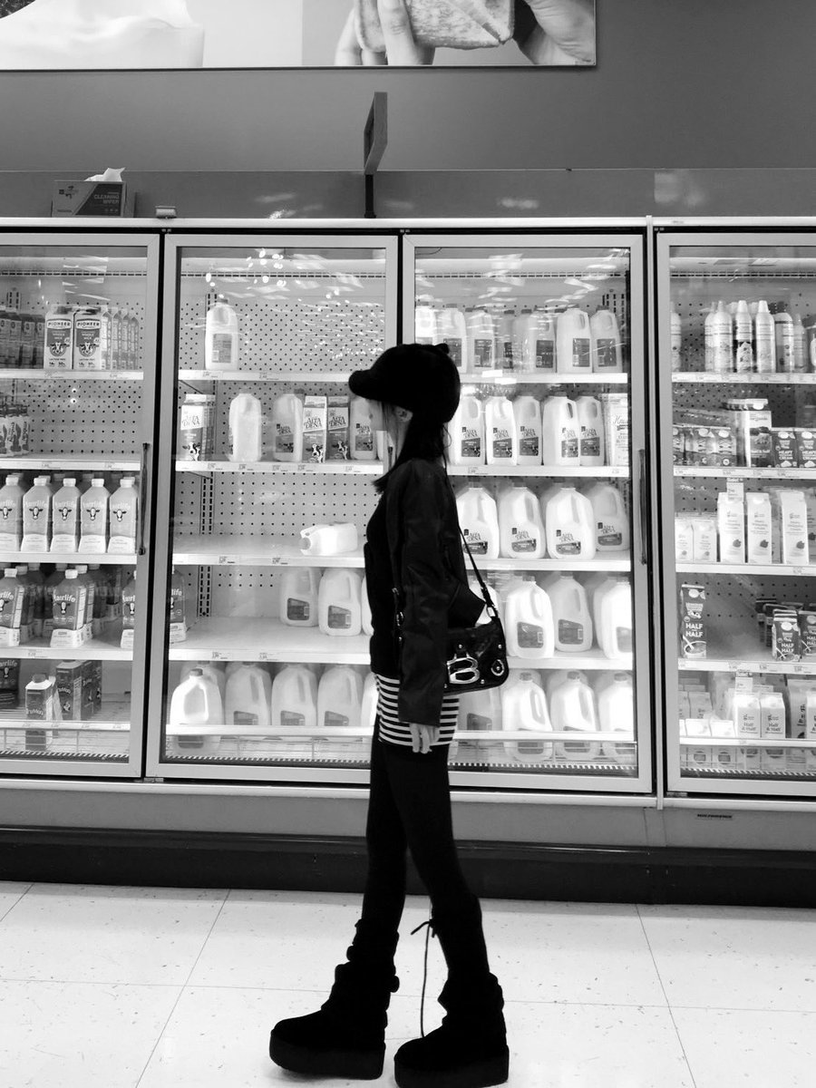 chxrbrr's tweet photo. Supermarket Vibes 🖤 https://t.co/uDt71KACVW