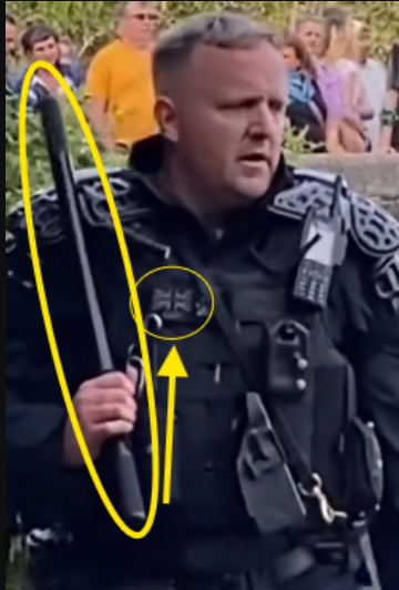 BeekeeperMl's tweet photo. But #UKLabour's #Stazi do nothing
until someone complains about #UsualSuspects
Then #2TierPolice are straight in breaking heads & making arrests
NO #BodywornCamI
Non issue shoulder pads covering #Police Number
#ThinBlueLine badge
Lashing out with his Illegal Club https://t.co/xLERvNEDfS