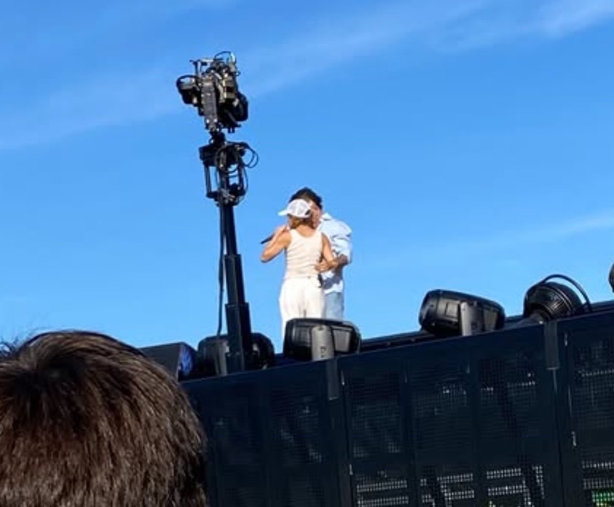 sweetycary's tweet photo. Shakira ensayando Agua con Maluma durante su fecha 12 en Madrid #shakira #shakiraenmadrid #eslatina https://t.co/nWOFHE44yS