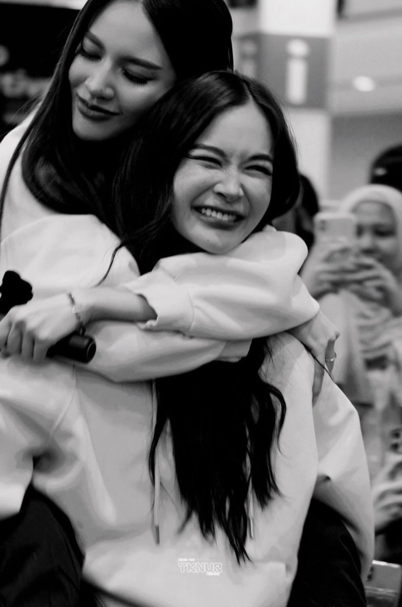 Rubiola45's tweet photo. Behind this first year together there is a story full of love, but also a great responsibility that is not always easy to carry. Let's keep choosing each other every day🙏
🦌🐬💜

HAPPY 1 YEAR ANNIVERSARY TKNUR
#HappyChowderDay
#thejungleteam https://t.co/trkkUHkjVH