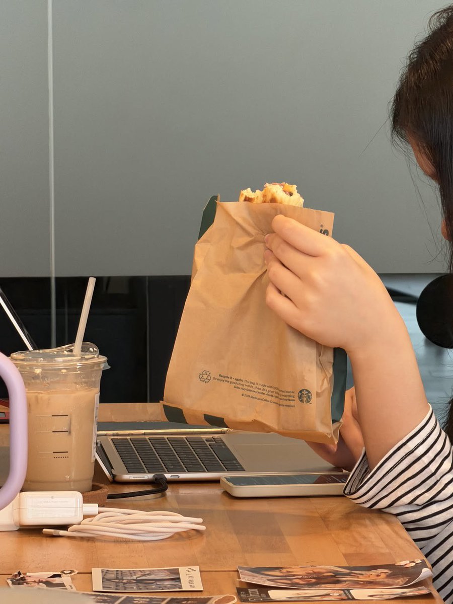 rahasxya's tweet photo. sarapan anak magang vs manager https://t.co/3OO9HL6V9m