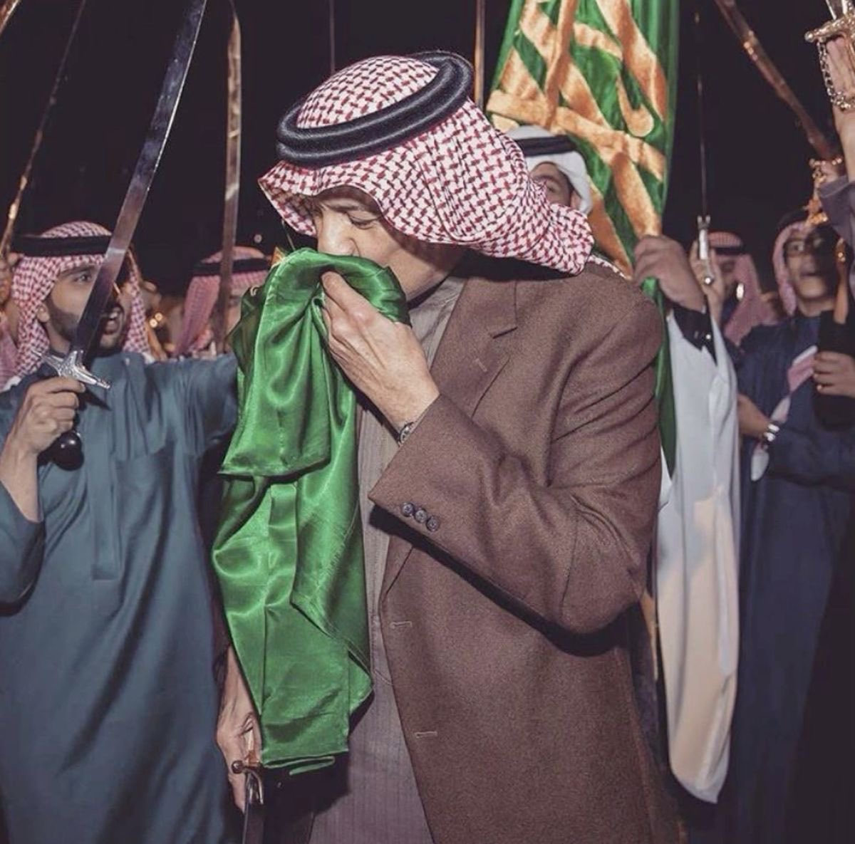 L_zn12's tweet photo. حنا العرب يامدعين العروبة 
وحنا هل التوحيد وأنتم له أجناب 

وحنا شروق المجد وأنتم غروبه 
وحنا هل التاريخ وأنتم له أغراب https://t.co/UbALCDuJ0Z