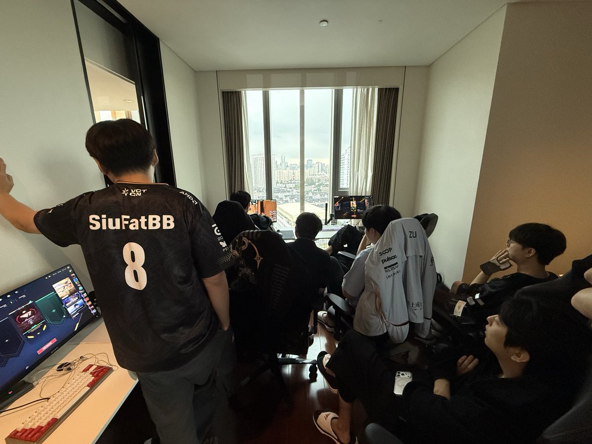 t1_norman's tweet photo. 안녕하세요 팬 여러분, 
발로란트팀 단장 신준호입니다.

먼저 올 한 해도 저희 발로란트팀을 끝까지 응원해 주셔서 진심으로 감사드립니다. 힘든 시기에도 선수단이 하나로 뭉칠 수 있었던 건 팬 여러분의 아낌없는 응원 덕분이었습니다.

작년에는 방콕에서 마스터스 트로피를 들어 올리며 기쁨을 함께 나눴지만, 올해는 트로피 없이 한 해를 마무리하게 되어 팬 여러분께 죄송한 마음이 큽니다.

스포츠에서 좋은 결과를 선뜻 약속드릴 수는 없지만, 저희가 올 한 해 밟아온 과정이 있었기에 더 좋은 결과를 낼 수 있을 거라 믿었습니다. 그렇기에 이번 결과에 대한 아쉬움이 더욱 크게 남습니다. 복귀해서 인사를 드리는 아직까지도 아쉽고 가슴이 먹먹합니다.

비록 목표했던 곳까지 다다르지 못해 미련은 남지만, T1 발로란트팀이 처음으로 챔피언스 플레이오프에 진출해 TOP 6라는 성과를 거두기까지 현장에서 묵묵히 고생해 준 감독, 코치, 선수, 그리고 스태프 모두에게 정말 고생 많았다는 말을 전하고 싶습니다.
감사합니다.