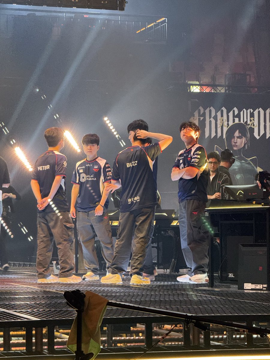 t1_norman's tweet photo. 안녕하세요 팬 여러분, 
발로란트팀 단장 신준호입니다.

먼저 올 한 해도 저희 발로란트팀을 끝까지 응원해 주셔서 진심으로 감사드립니다. 힘든 시기에도 선수단이 하나로 뭉칠 수 있었던 건 팬 여러분의 아낌없는 응원 덕분이었습니다.

작년에는 방콕에서 마스터스 트로피를 들어 올리며 기쁨을 함께 나눴지만, 올해는 트로피 없이 한 해를 마무리하게 되어 팬 여러분께 죄송한 마음이 큽니다.

스포츠에서 좋은 결과를 선뜻 약속드릴 수는 없지만, 저희가 올 한 해 밟아온 과정이 있었기에 더 좋은 결과를 낼 수 있을 거라 믿었습니다. 그렇기에 이번 결과에 대한 아쉬움이 더욱 크게 남습니다. 복귀해서 인사를 드리는 아직까지도 아쉽고 가슴이 먹먹합니다.

비록 목표했던 곳까지 다다르지 못해 미련은 남지만, T1 발로란트팀이 처음으로 챔피언스 플레이오프에 진출해 TOP 6라는 성과를 거두기까지 현장에서 묵묵히 고생해 준 감독, 코치, 선수, 그리고 스태프 모두에게 정말 고생 많았다는 말을 전하고 싶습니다.
감사합니다.