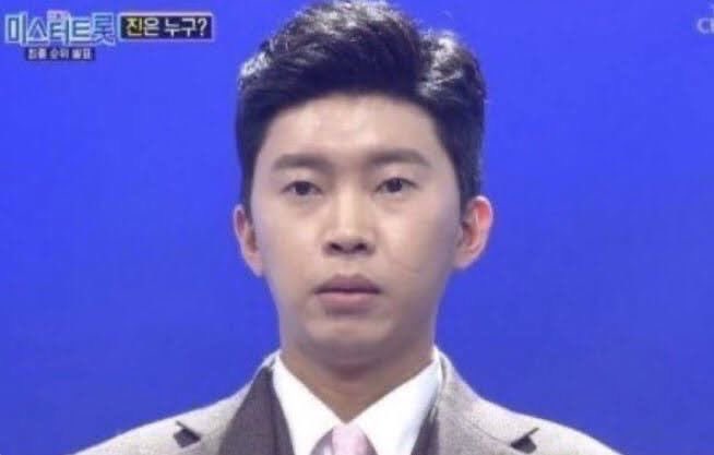 yarutis_'s tweet photo. 버스에 서서 가고 있었는데 내 앞에 앉은 남자가 인스타에 어떤 여성 인플루언서 피드를 보더니 액정에 뽀뽀함 https://t.co/7Hpvl8u3wR