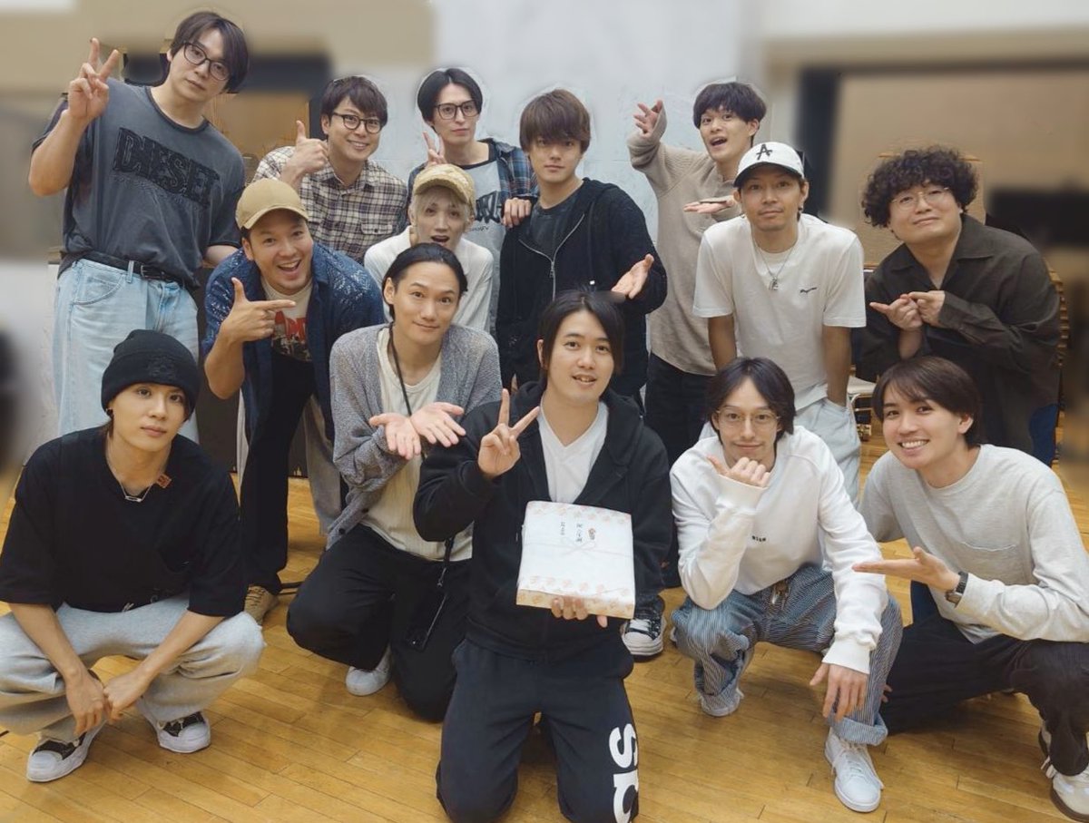 hetamu_official's tweet photo. 本日10/13は、CHORUS CAST・松崎友洸さんのお誕生日です!!
稽古参加メンバーみんなでお祝いをさせていただきました🎁

松崎さんお誕生日おめでとうございます✨
「World☆Starts」開幕まであと10日！
カンパニー一丸となってお届けします⭐
#ヘタミュ https://t.co/SmhR8hUYDn