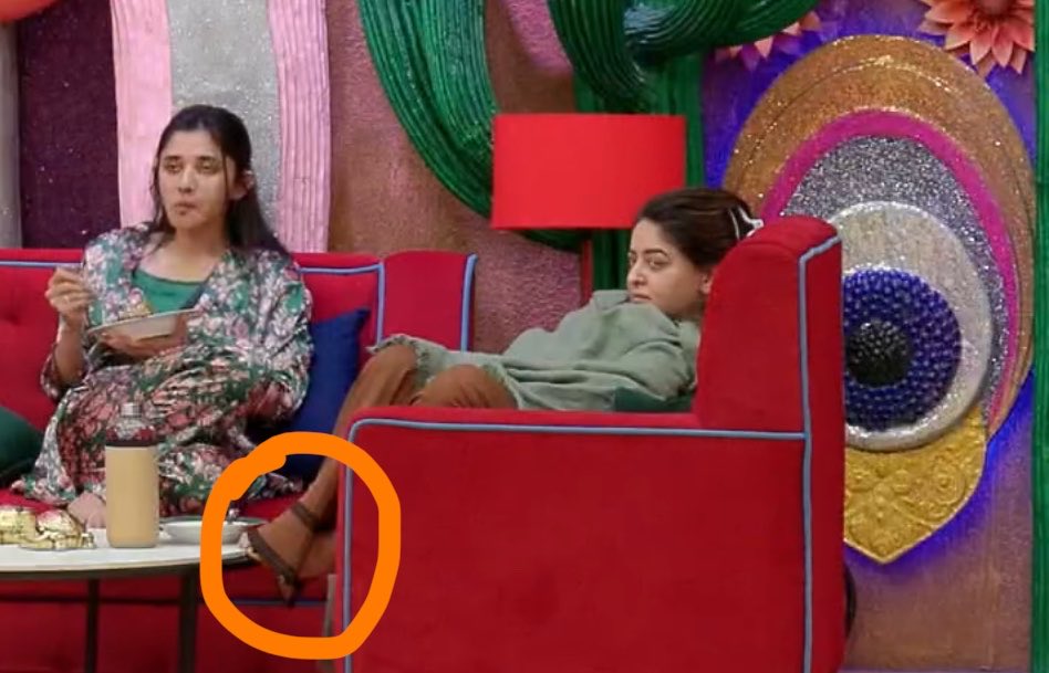 callmeyesir12's tweet photo. According to Salu bhai This is the Perfect way to sit 

Foot placement near the bowl. 

#BiggBoss20 #ScoutOP #Nakul #ScoitArmy #bb20 https://t.co/E1f7UTiMh1