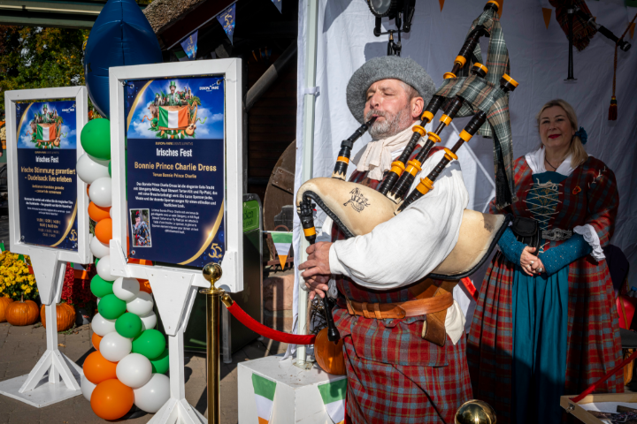ThomasMack_EP's tweet photo. Am 17. und 18. Oktober feiern wir im Europa-Park die irische und englische Kultur! Von irischem Stepptanz und Folk-Musik bis zu britischen Traditionen und Live-Entertainment freue ich mich auf ein abwechslungsreiches Wochenende voller kultureller Highlights. 🇮🇪🇬🇧 https://t.co/Vxb67EczIP