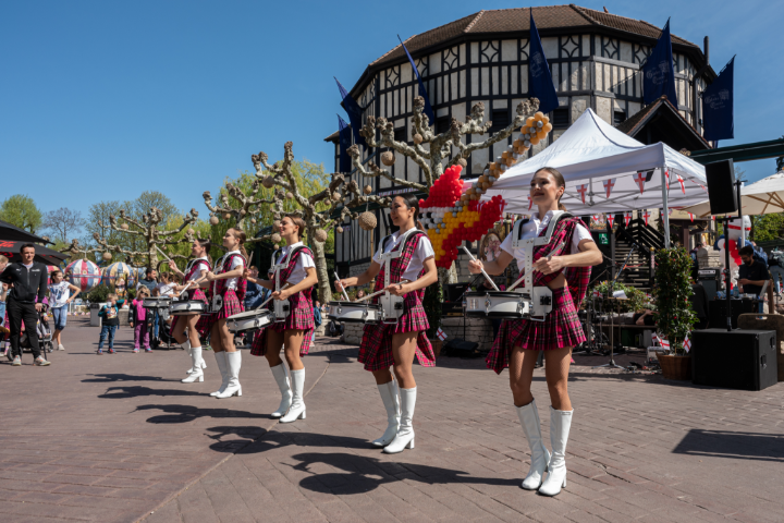 ThomasMack_EP's tweet photo. Am 17. und 18. Oktober feiern wir im Europa-Park die irische und englische Kultur! Von irischem Stepptanz und Folk-Musik bis zu britischen Traditionen und Live-Entertainment freue ich mich auf ein abwechslungsreiches Wochenende voller kultureller Highlights. 🇮🇪🇬🇧 https://t.co/Vxb67EczIP