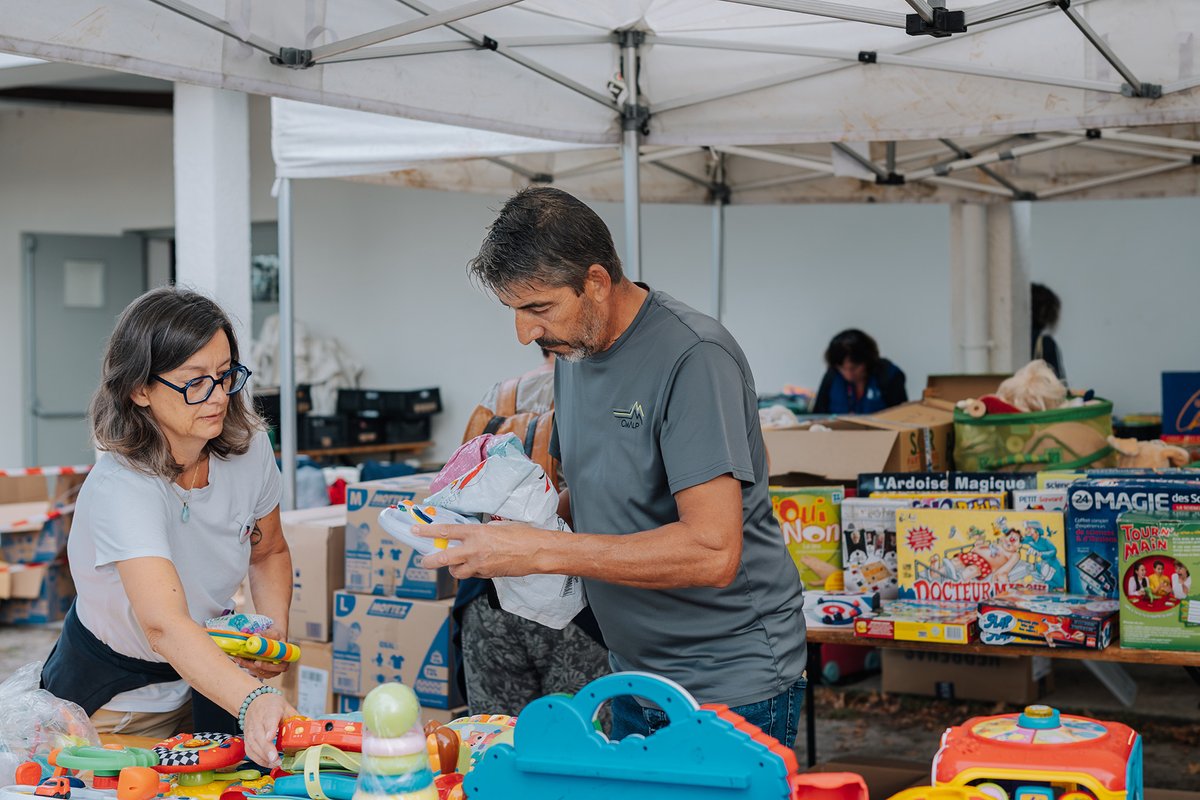 SecoursPop's tweet photo. Au Porge, les bénévoles ont organisé une braderie solidaire. Les recettes permettent de financer le soutien matériel et moral aux familles qui ont tout perdu dans les feux de forêt en Gironde

L’article 👉 https://t.co/JpgeB5qHad

Faites un don 👉 https://t.co/8l6vVcomNb https://t.co/ivwnIfbGIN