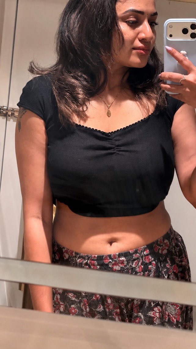 deadkitchen's tweet photo. Aaahhh iva face look eyes sharp nose vache dominate panraa sema look in last pic 🤤👅 iva kundiya face sit panna vachu sootha nalla pesanju nakki iva kaaluku naduvula poola vachu uruvi kanji edukanum 🦵🏻🍆💦💦 mudhuga nakki vittu pinnadi irundhu smooch panni molai rendayum kasakki https://t.co/5tMBAgwbLP