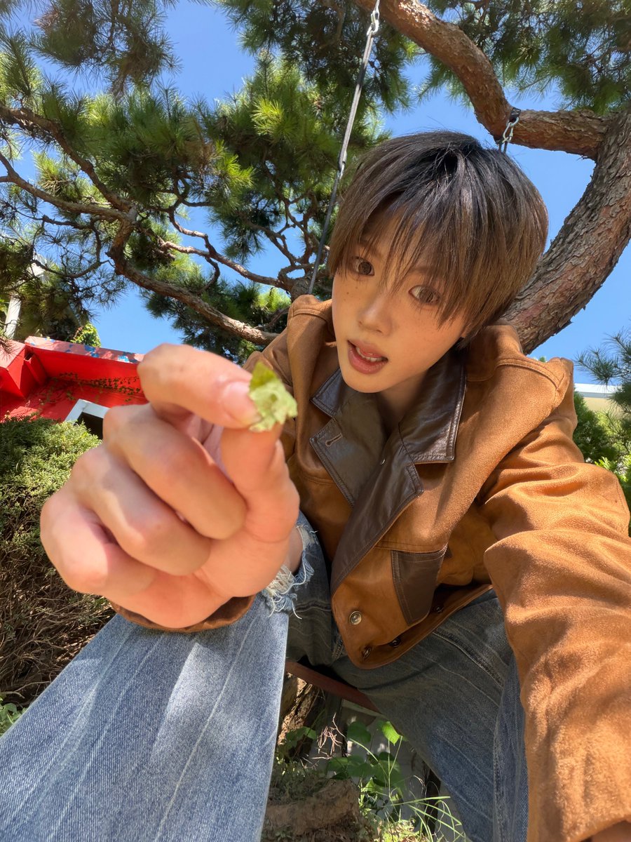 doddungi's tweet photo. pov: you're a snail that seongjun found in the garden and he's trying to feed u scraps https://t.co/g0lWocaaSh