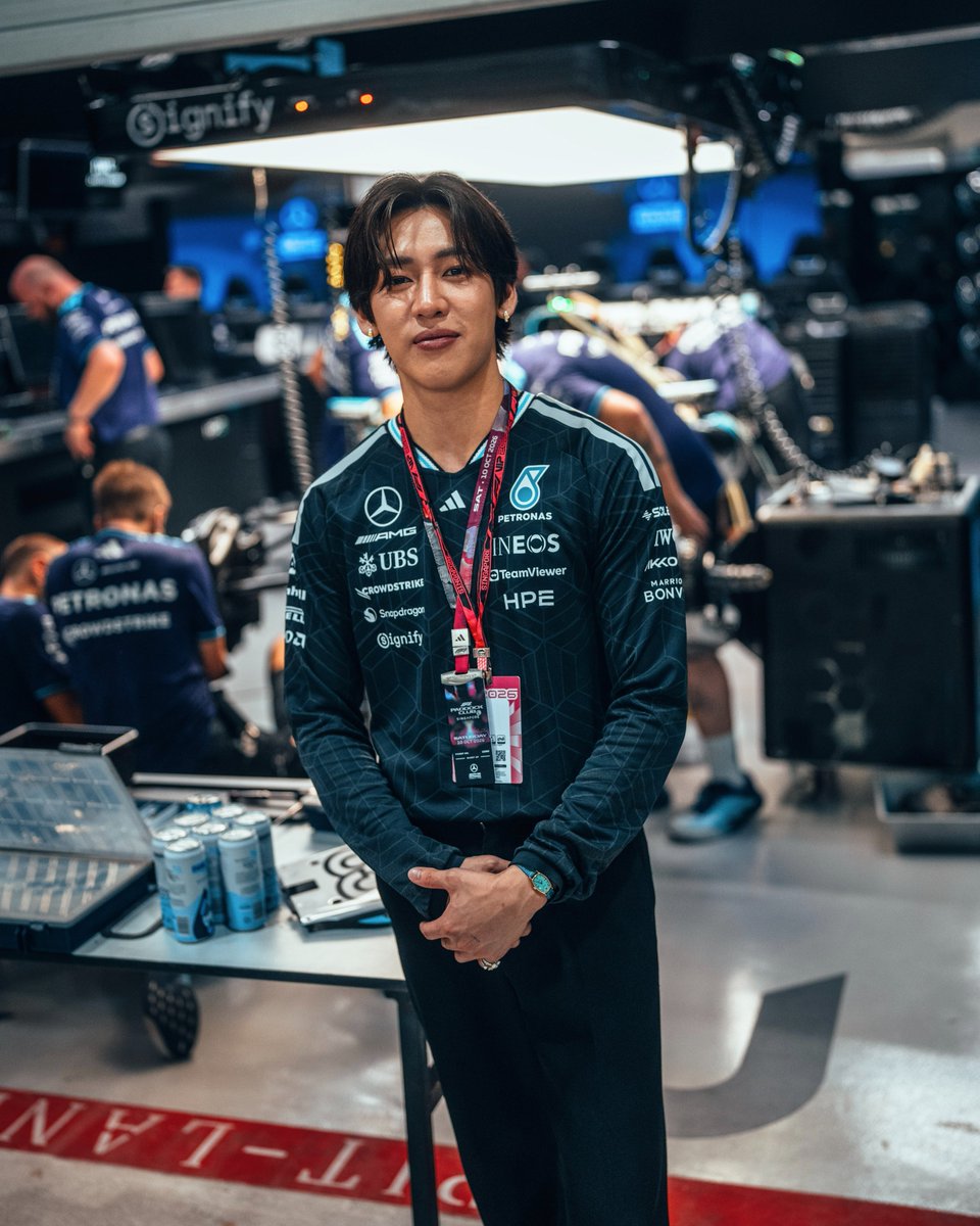 MercedesF1ARG's tweet photo. 🇸🇬 Bambam, integrante del grupo de KPOP 'GOT7', estuvo presente en el box de Mercedes durante este fin de semana en Singapur.

INVITADO DE LUJO 💎 https://t.co/8exUyl9wat