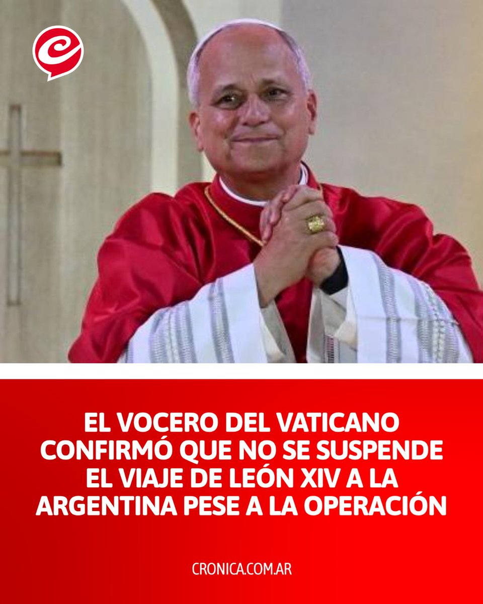 Cronica_ok's tweet photo. 🔴NO SE SUSPENDE LA GIRA LATINOAMERICANA DEL PAPA

En medio de la expectativa por la operación a la cual se someterá el papa León XIV, fuentes del Vaticano indicaron que el viaje del Sumo Pontífice a la Argentina, Uruguay y Perú sigue "en pie".

La noticia fue confirmada por el director de la Sala de Prensa de la Santa Sede, Matteo Bruni, quien sostuvo que la gira por Sudamérica del sumo pontífice comenzará el 6 de noviembre en Uruguay y seguirá por Argentina y Perú.

La duda sobre su viaje a Sudamérica tuvo su inicio tras la complicación en el estado de salud del Santo Padre hace días, por lo que León XIV fue internado este martes en el Hospital Universitario Gemelli, en la ciudad de Roma, y esta jornada será operado para extirparle un nódulo pulmonar, que los doctores "consideran oportuno" hacerlo cuanto antes.

Más allá de la intervención quirúrgica, el sumo pontífice se mostró de buen ánimo y mantuvo su agenda de actividades programadas para esta jornada, aunque ya fueron postergadas las que vienen hasta el 20 de octubre. Desde la Santa Sede se prevé que, tras la cirugía, León permanezca una semana recuperándose.

🗞️Leé la nota completa en https://t.co/sOlzjyMUiF
#Vaticano #LeonXIV #Operacion