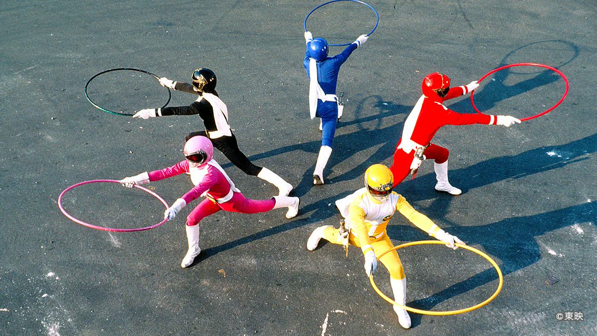panna_tokusatsu's tweet photo. #パンナの毎日特撮

本日の作品は――

『大戦隊ゴーグルファイブ』（1982年放送）

スーパー戦隊シリーズの第6作であり、前作を上回る娯楽性を追求し、
初の明確なブラック戦士の登場や、新体操のアイテムを用いたアクションなど、
斬新な絵面が打ち出された。

内容は、本郷博士のもとに集められた五人の若者達が、
未来科学と呼ばれる最新技術でゴーグルファイブとなり、
暗黒科学帝国デスダークの侵略に立ち向かうというもので、
五人の戦いをサポートする、コンピューターボーイズ＆ガールズの存在も印象的。

後楽園球場がせり上がってゴーグルシーザーが発進する描写や、
ロボに乗るのは三人だけという設定、
また、敵側も、序盤では怪人と巨大戦力のデザインが異なるなど、
巨大戦においても目新しい要素が取り入れられている。

春田純一さん演じるブラックの黒田官平や、
大川めぐみさん演じる紅一点の桃園ミキは、視聴者から高い人気を獲得し、
この頃から、戦隊シリーズが大人の特撮マニアにも注目され始めたと言われている。
本作は、後半では常時20％の視聴率をマークする人気番組となり、
シリーズの定番化を盤石のものとしたのだった。