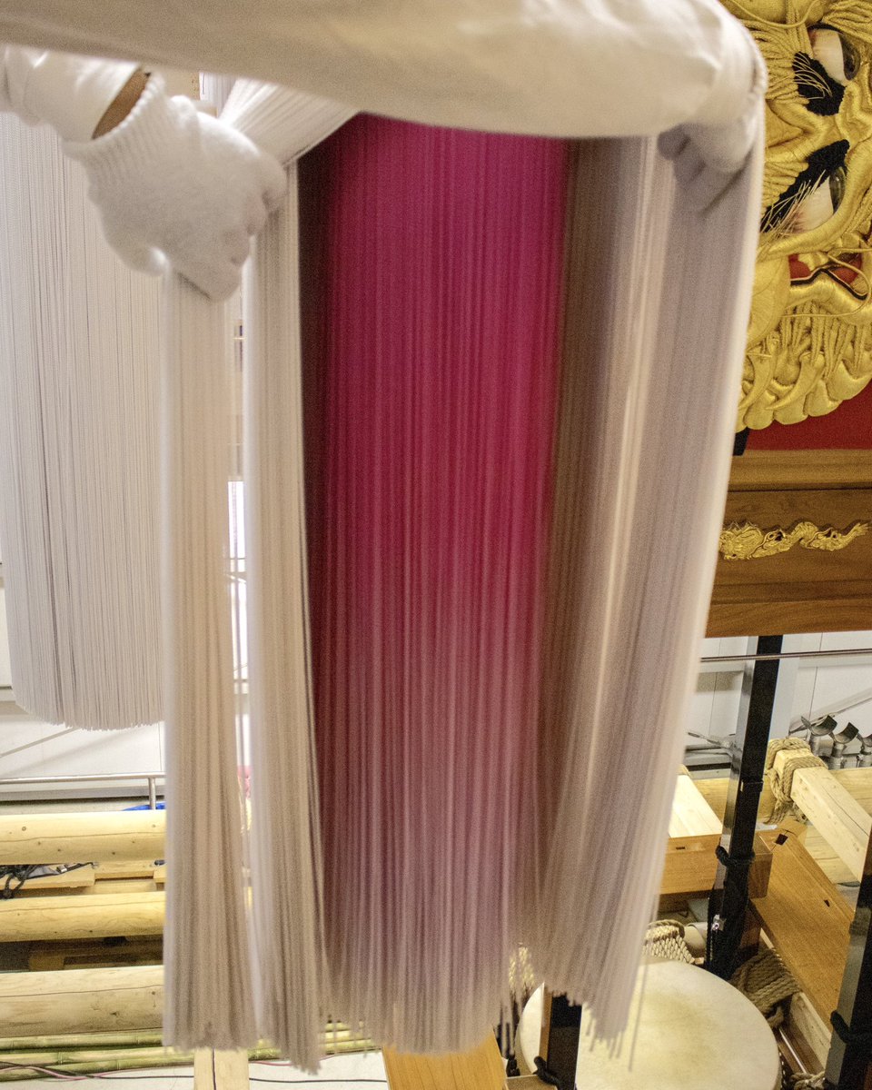 tatsurin__07's tweet photo. 東天満太鼓台

10月初頭に特別に見せていただきました
制作は合田呉服店さん
世界中を探しても東天満にしかない唯一無二の三方桜結び
金具の部分にもまた桜があり、こちらは木彫りで作られています
そして房の内側もまた唯一無二のグラデーション
魅力���な房です

新調誠におめでとうございます https://t.co/MrwbI64BIc