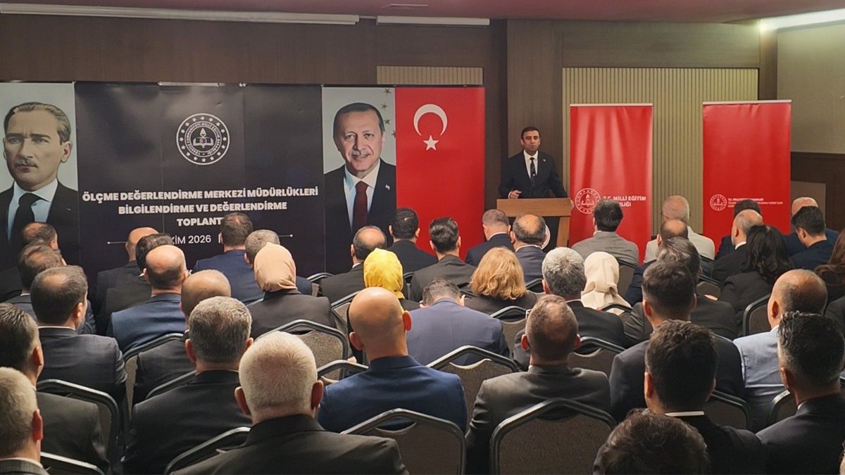 mebodsgm's tweet photo. ÖLÇME DEĞERLENDİRME MERKEZİ MÜDÜRLERİ ANKARA’DA BİR ARAYA GELDİ

Millî Eğitim Bakanlığı Ölçme, Değerlendirme ve Sınav Hizmetleri Genel Müdürlüğünce, 2026-2027 eğitim ve öğretim yılında yürütülecek faaliyetlerin değerlendirilmesi ve yeni döneme ilişkin çalışmaların ele alınması amacıyla düzenlenen “Ölçme Değerlendirme Merkezi Müdürlükleri Bilgilendirme ve Değerlendirme Toplantısı” Ankara’da başladı.

13-16 Ekim 2026 tarihleri arasında Başkent Öğretmenevinde gerçekleştirilen toplantının açılış konuşmasını Genel Müdürümüz Sayın Erdal Kılınç yaptı. Kılınç, konuşmasında Türkiye Yüzyılı Maarif Modeli doğrultusunda yürütülen ölçme ve değerlendirme çalışmalarının öğrencilerin bilgi ve becerilerinin bütüncül şekilde değerlendirilmesine katkı sağladığını belirtti. Toplantıya 81 ilde görev yapan ölçme değerlendirme merkezi müdürleri katıldı.

Toplantı boyunca merkezî sistem sınavları, ulusal ve uluslararası izleme araştırmaları, ortak yazılı sınavlar ile ölçme değerlendirme merkezi müdürlüklerinin yıllık çalışma planına ilişkin çalışmalar değerlendirilecek.                                                                                                                                                                                                                 
                                                                                                                                                                                                                                                                                                Genel Müdürlüğümüzün 2026-2027 eğitim ve öğretim yılında yürüteceği faaliyetler hakkında Daire Başkanlıklarınca bilgilendirme ve sunumların yapılacağı toplantıda Genel Müdürümüz Sayın Erdal Kılınç'a Genel Müdür Yardımcısı Umut Erkin Taş ve daire başkanları eşlik etti.                                                                                                          

@tcmeb 
@Yusuf__Tekin
@farukyelkenci
@erdalkilinc27