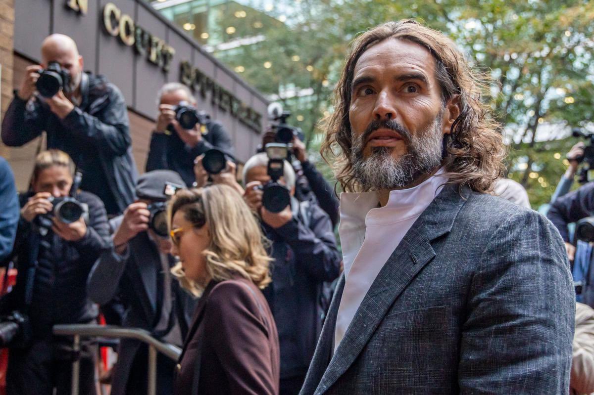 STbellaboo's tweet photo. The corporate shielding era is officially over, and Russell Brand is facing his ultimate day of reckoning. 

Brand has officially arrived at Southwark Crown Court for day one of his highly anticipated criminal trial in London. 

The jury has officially been sworn in inside Court 3. 

The heavy charges brought against him:
• Three counts of rape
• Three counts of sexual assault
• One count of indecent assault

The allegations span a decade from 1999 to 2009, involving six anonymous women. Brand has consistently denied all wrongdoing and pleaded not guilty. 

Arriving alongside his wife Laura under a heavy shield of private security, the traditional celebrity PR playbook completely stops at the courthouse doors. 

With the trial locked in for a grueling two-month duration, this isn’t just a trial for a single comedian—it’s a massive state-of-the-nation reality check for how the entertainment industry handled power during the peak of 2000s celebrity culture.

Will this landmark case set a permanent precedent for accountability in British media, or has the internet-news cycle already muddied the public consensus? ⚖️🇬🇧👇