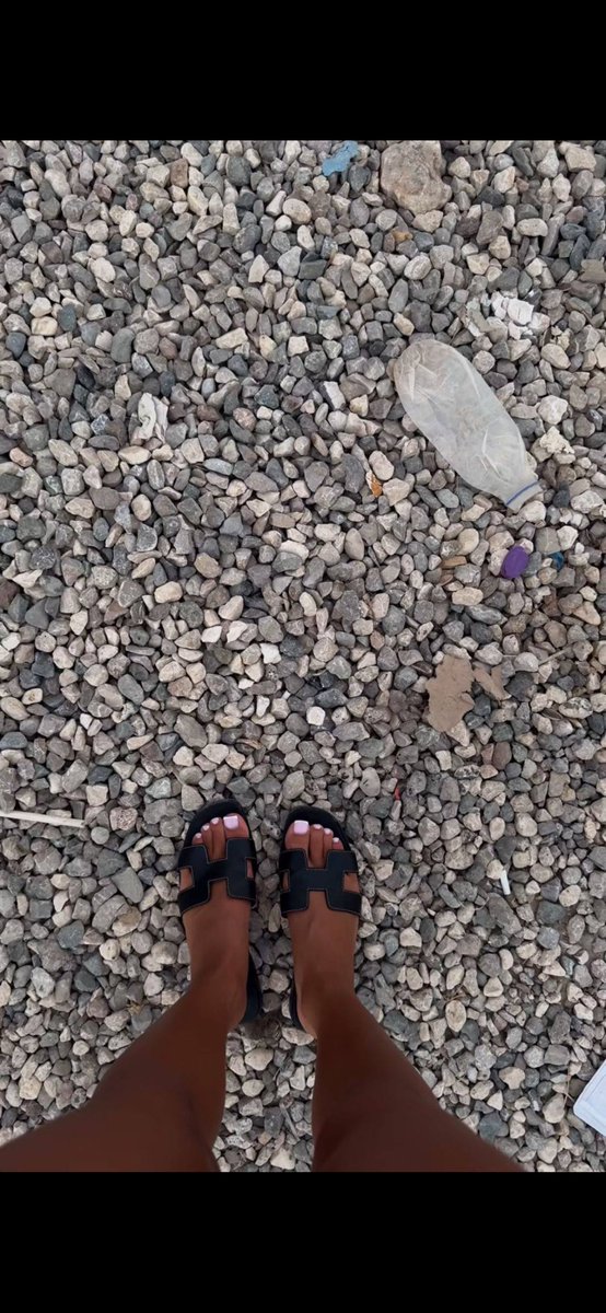Guirrii13000's tweet photo. HATICE tu m’excite à mort avec ta paire de chaussures là à dire y’a t’es magnifique pieds à l’intérieur putain je te les mange salle chienne !! Ça paire. Vous excite aussi ? https://t.co/l4Om8L1DTW
