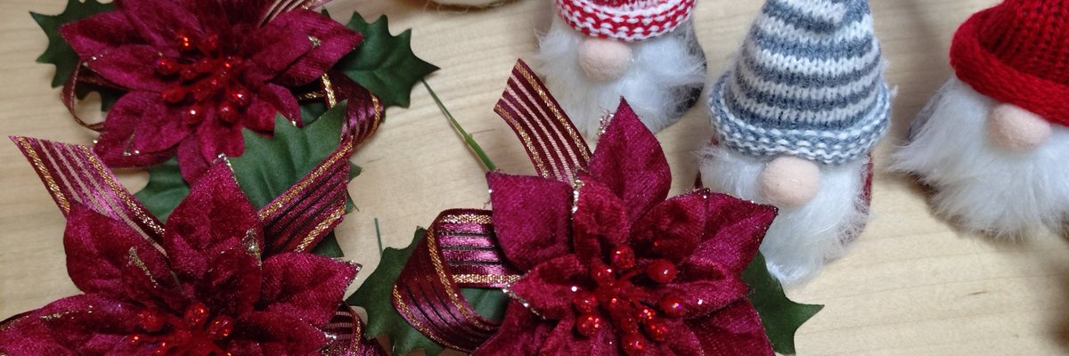 Flower202605's tweet photo. 今日は、クリスマスアレンジの仕入れに取りかかりましたが、じっくり選��でいる間に

もうこの時間😵💦

クリスマスリースを多めに
製作出来るよう発注します���

去年のクリスマスは、ポインセチアのピックや可愛らしいサンタさんなどを仕入れて
見ましたぁ

今年は、アレンジメント沢山製作致します！！！

Flower
　クリエイター　まり

#アートフラワーアレンジ
#クリスマス商材仕入れ