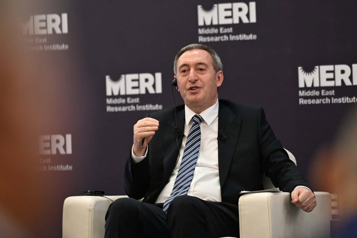 RudawTurkce's tweet photo. DEM Parti Eş Genel Başkanı Tuncer Bakırhan MERI Forumu’nda konuşuyor:

"İlle Ulus devlet çözümdür demek bazen çözüm olmuyor. Esad'ın da ulus devleti vardı, Saddam Hüseyin'in de bir ulus devleti vardı, Kaddafi'nin de bir ulus devleti vardı. Böyle Ulus devlet varsın olmasın"

#Meri2026