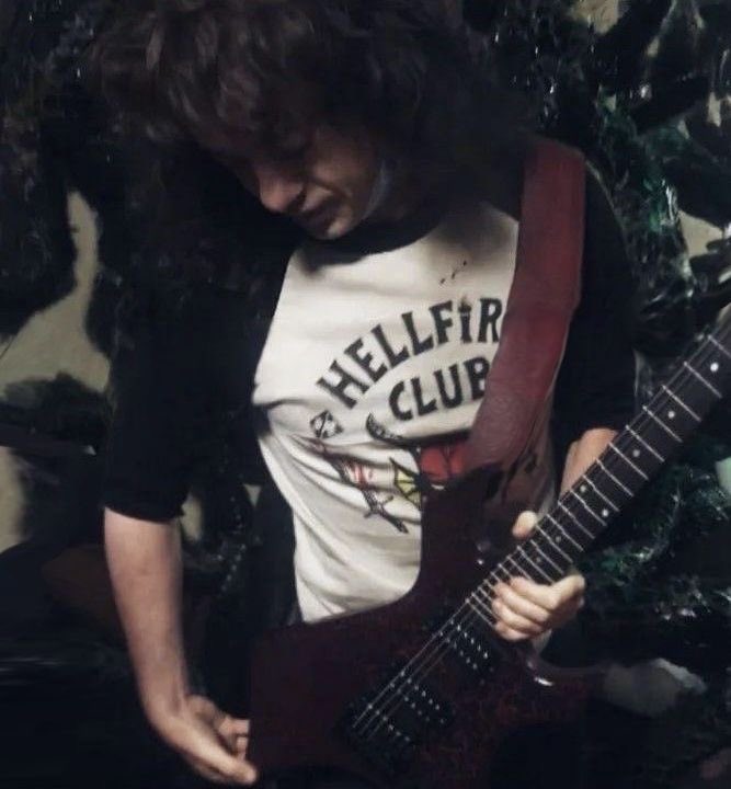 witchymunson's tweet photo. obsessed with joe playing guitar as eddie munson or just himself 🫠🫦 https://t.co/x6H5khkFQE