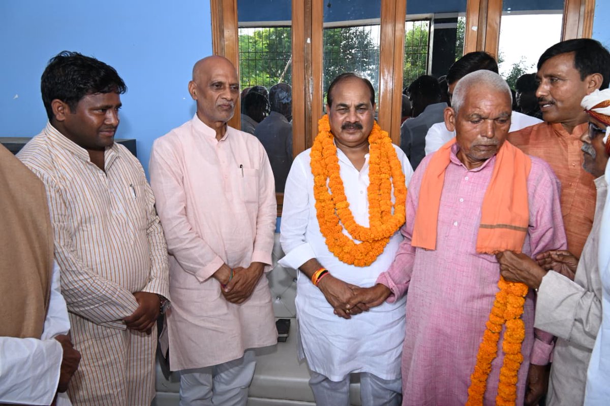 daraschauhan354's tweet photo. जनपद गोरखपुर के पिपराइच क्षेत्र अंतर्गत जंगल धूसड़, तोला बड़ी रतवनिया में अधिवक्ता श्री अमन चौहान जी के आवास पर पहुंचकर आत्मीय संवाद किया।
#PicOfTheDay #Photography #ExplorePage #TrendingNow #ViralPost #darasinghchauhan https://t.co/C1UuSslz7c