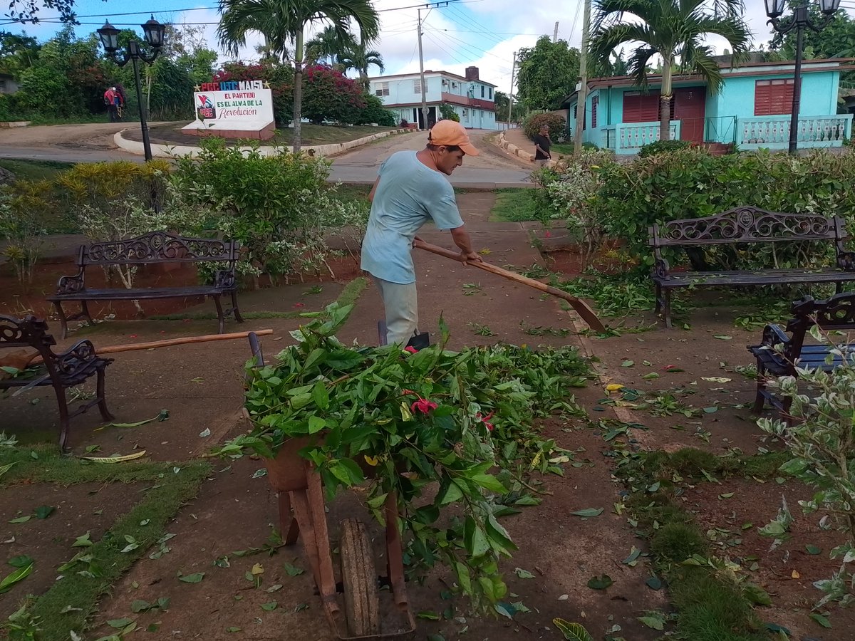 Yirlemaisi's tweet photo. Los trabajadores de Servicios Comunales de #Maisí participan  en labores de embellecimiento y mantenimiento del parque central. #GenteQueSuma https://t.co/feqQb8R7na