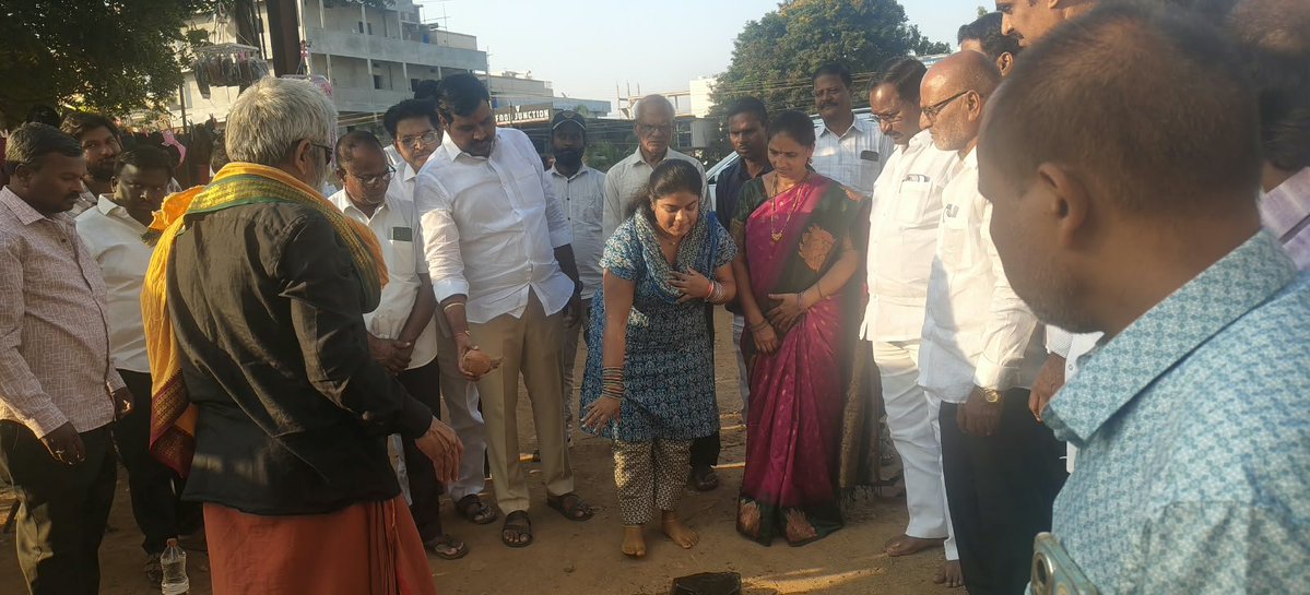 GaddamAnanya's tweet photo. వికారాబాద్ మున్సిపాలిటీ పరిధిలోని 15వ వార్డు మారుతి నగర్లో సీసీ రోడ్డు నిర్మాణ పనులకు శంకుస్థాపన చేసిన మున్సిపల్ చైర్పర్సన్ శ్రీమతి గడ్డం శ్రీ అనన్య గారు.
#GaddamSriAnanya #VikarabadMunicipality #CCRoadWorks #DevelopmentWorks #PublicService #VikarabadDevelopment https://t.co/JCCYgm17vU
