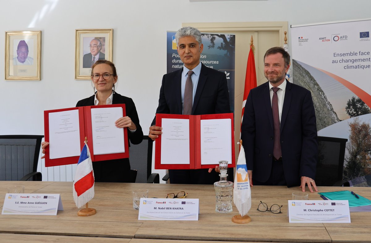 OSS_Comms's tweet photo. Signature ce matin à Tunis d’un accord entre l’@OSS_Comms et l’AFD, cofinancé par l’UE, pour valoriser les savoirs #agroécologiques en Méditerranée et faire des pratiques locales des solutions d’adaptation au bénéfice de l’Afrique.
https://t.co/bT2Ln1sRKR https://t.co/AB3qzr2iZV