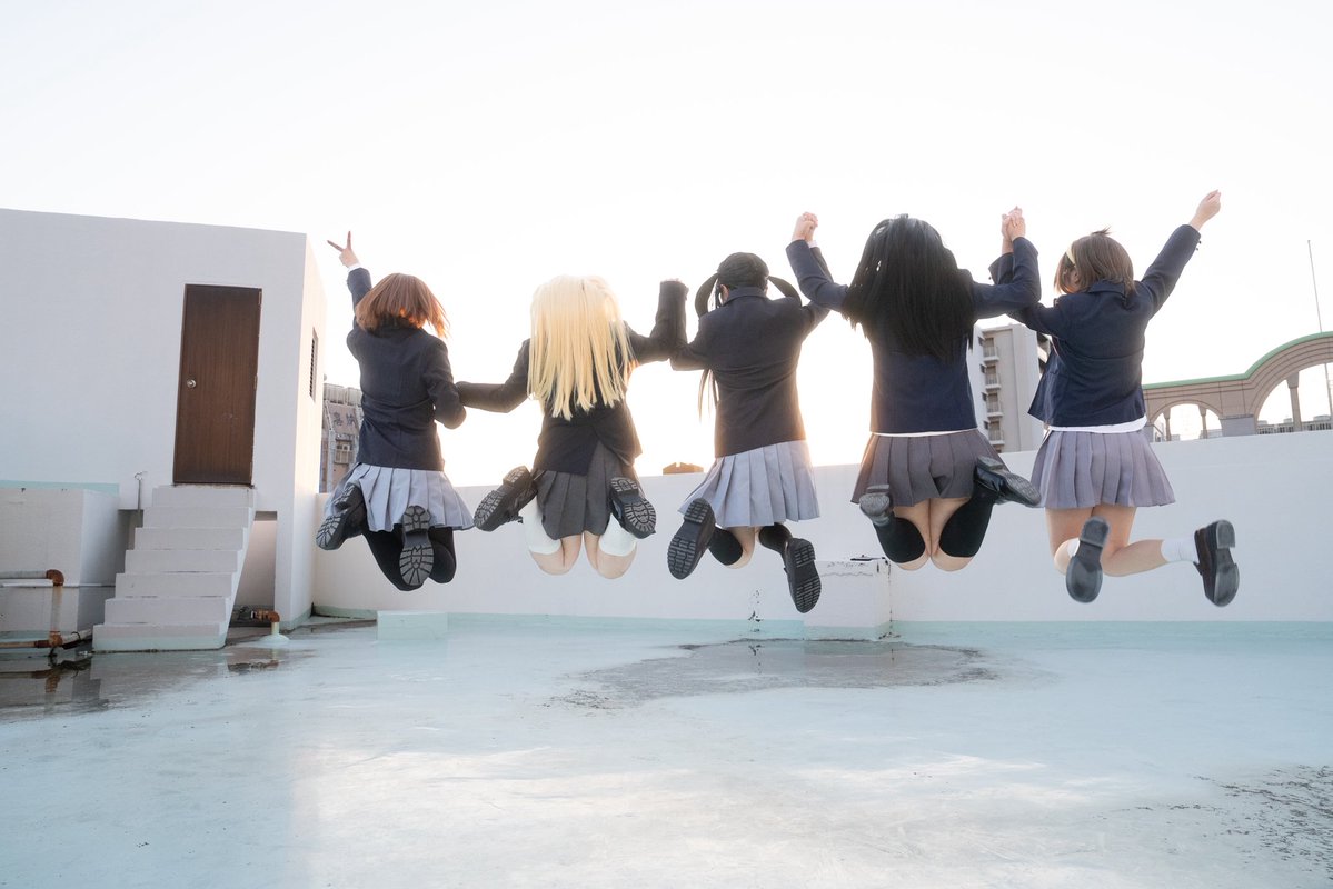 kbnr_mumei's tweet photo. レイヤーさんが頑張ってくれたおかげで撮れた一枚📸
5人膝の位置がほぼ同じぐらいでしかも高い😳

#けいおん併せ1004 https://t.co/Gs4wE5fPPq