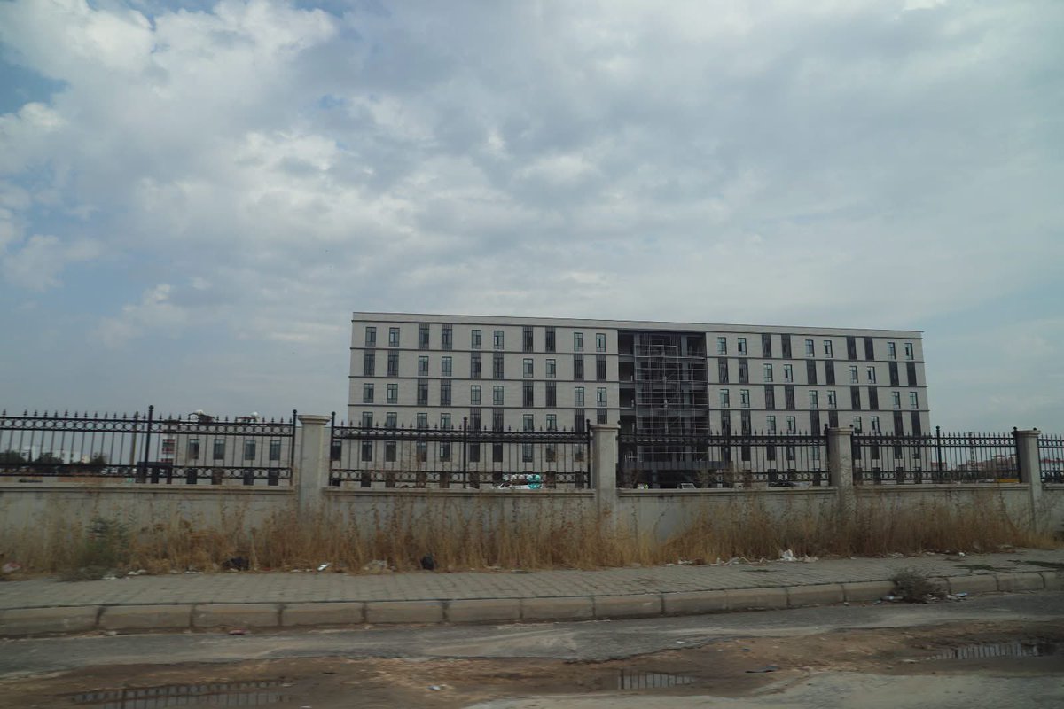 viransehirdhs's tweet photo. 📍 Viranşehir 200 Yataklı Kadın Doğum ve Çocuk Hastanesi İnşaatına Ziyaret

Şanlıurfa İl Sağlık Müdürümüz Doç. Dr. Erhan Berk, hizmet başkanlarıyla birlikte Viranşehir’de yapımı devam eden 200 yataklı Kadın Doğum ve Çocuk Hastanesi inşaatını ziyaret etti. https://t.co/wmUdvJMXSs
