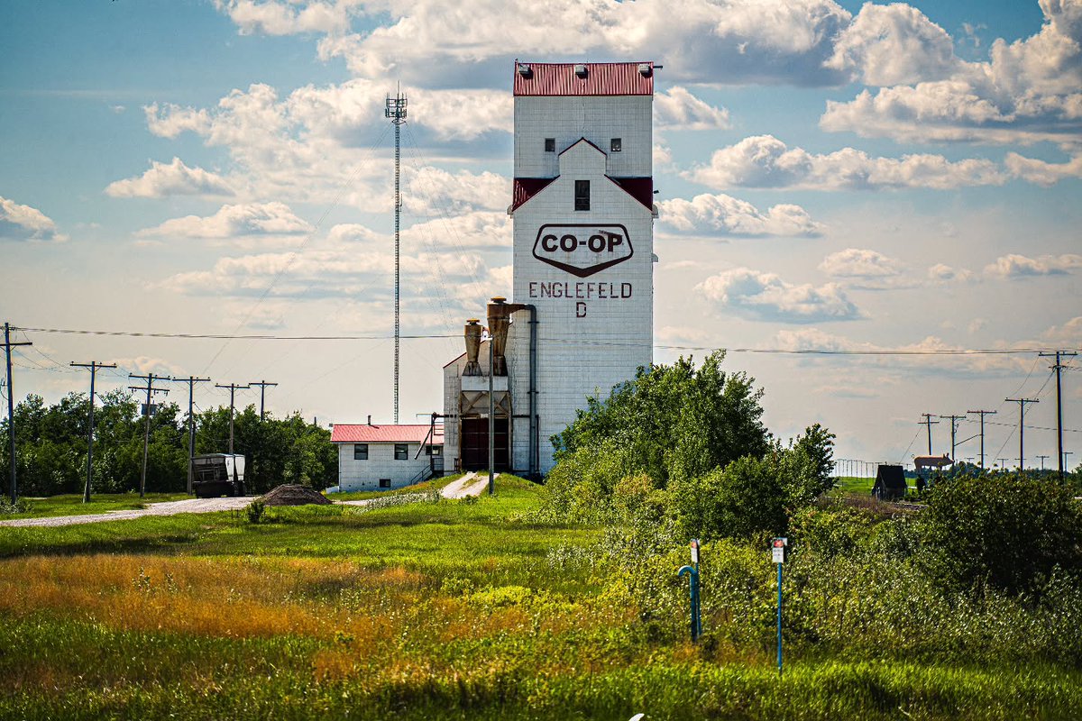 zarahwww's tweet photo. The grain elevator in Englefeld, Saskatchewan. https://t.co/Q9hf1WbMVl
