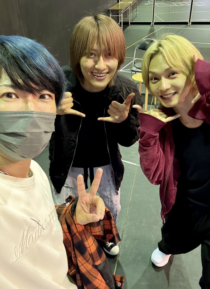 junjunmjgirly's tweet photo. ミュージカル「えぶりでいホスト」の稽古終わりに勇気を出してコーイチ、リョーイチ、ミオ、ウェーイくん(アンサンブルのことね！)と写真撮ってもらった〜！

稽古後のこういうポストに謎に憧れてたから写真付きでできて嬉しい！
(撮れなかった人もいつか…😂)

舞台頑張るぞ！絶対に観に来てね！！！ https://t.co/JCae005kh2