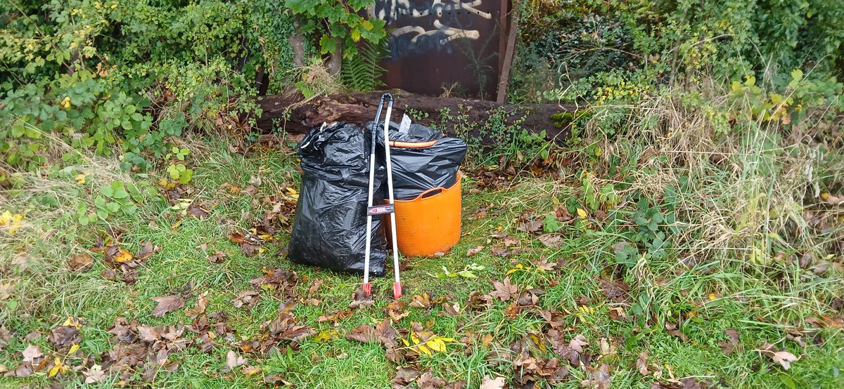 AlistairFergu11's tweet photo. 3 bags,including & a full bagful of cans & bottles from Dumbarton Rock drinking den. Left in some state. #litterpicking #litterfree #ReportingLitter #keepbritaintidy #LeaveNoTrace #KeepScotlandtidy
#SpringCleanScotland
#Dumbdumpers
#WDCouncil #bigclydecleanup #greentangerine https://t.co/9F046Ftz7U
