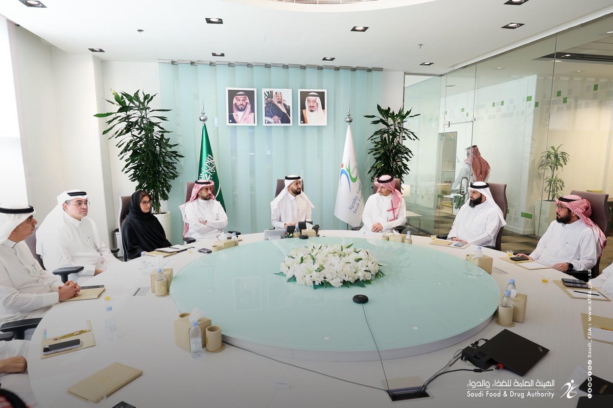 Saudi_FDA's tweet photo. رئيس هيئة #الغذاء_والدواء يلتقي عددًا من الرؤساء التنفيذيين لشركات الأغذية؛ لتعزيز الشراكة مع القطاع الخاص، واستعراض التطورات المتعلقة بسلامة الغذاء في المملكة.
https://t.co/WSYL4uo1Mz https://t.co/UVYo0prml0