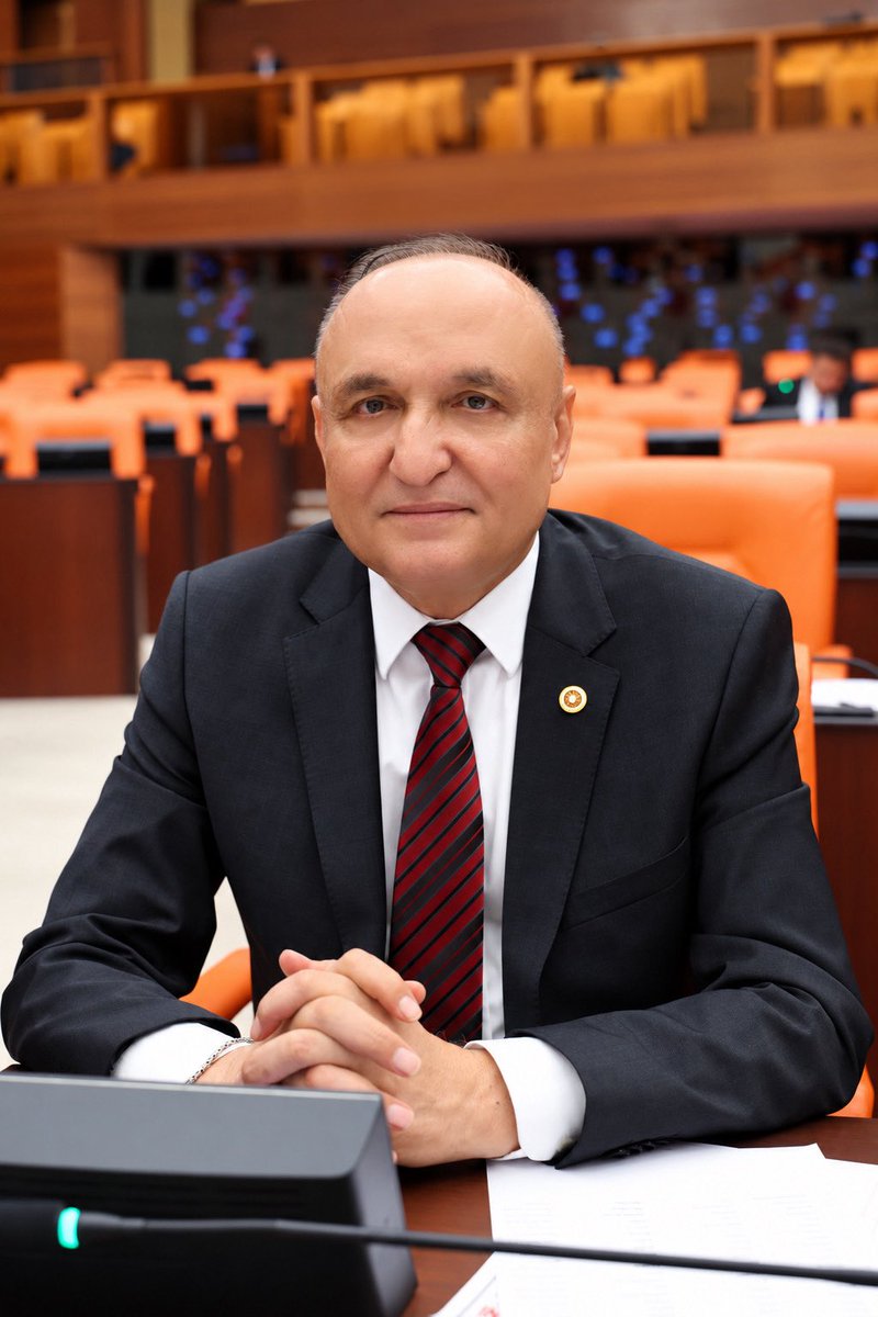 melih_meric's tweet photo. 📍TBMM

🔴 Geciken adalet, büyüyen mağduriyet…

31 Temmuz COVID düzenlemesinin uygulanmasına ilişkin belirsizlik, binlerce aileyi mağdur etmeye devam ediyor. TCK 158 kapsamındaki dosyalarda ortaya çıkan sorunlar da ölçülülük ve hakkaniyet ilkeleri çerçevesinde yeniden değerlendirilmelidir.

Hukukun görevi belirsizlik üretmek değil, adaleti zamanında tesis etmektir. Adalet geciktikçe mağduriyet büyür, umut azalır; aileler parçalanır, çocuklar anne ve babalarından ayrı kalır.

Devlet, vatandaşına belirsizlik değil, güven vermelidir.

Adalet gecikirse, adalet olmaktan çıkar! #Yeniparti