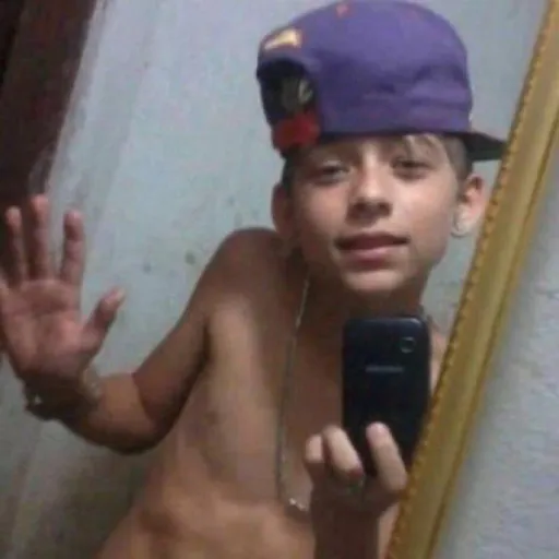 guiaaugustt's tweet photo. amo ser lindo, as vezes tudo uma bosta ai olho no espelho e penso nossa pelo menos eu sou lindo https://t.co/eYAvQ2fcvY