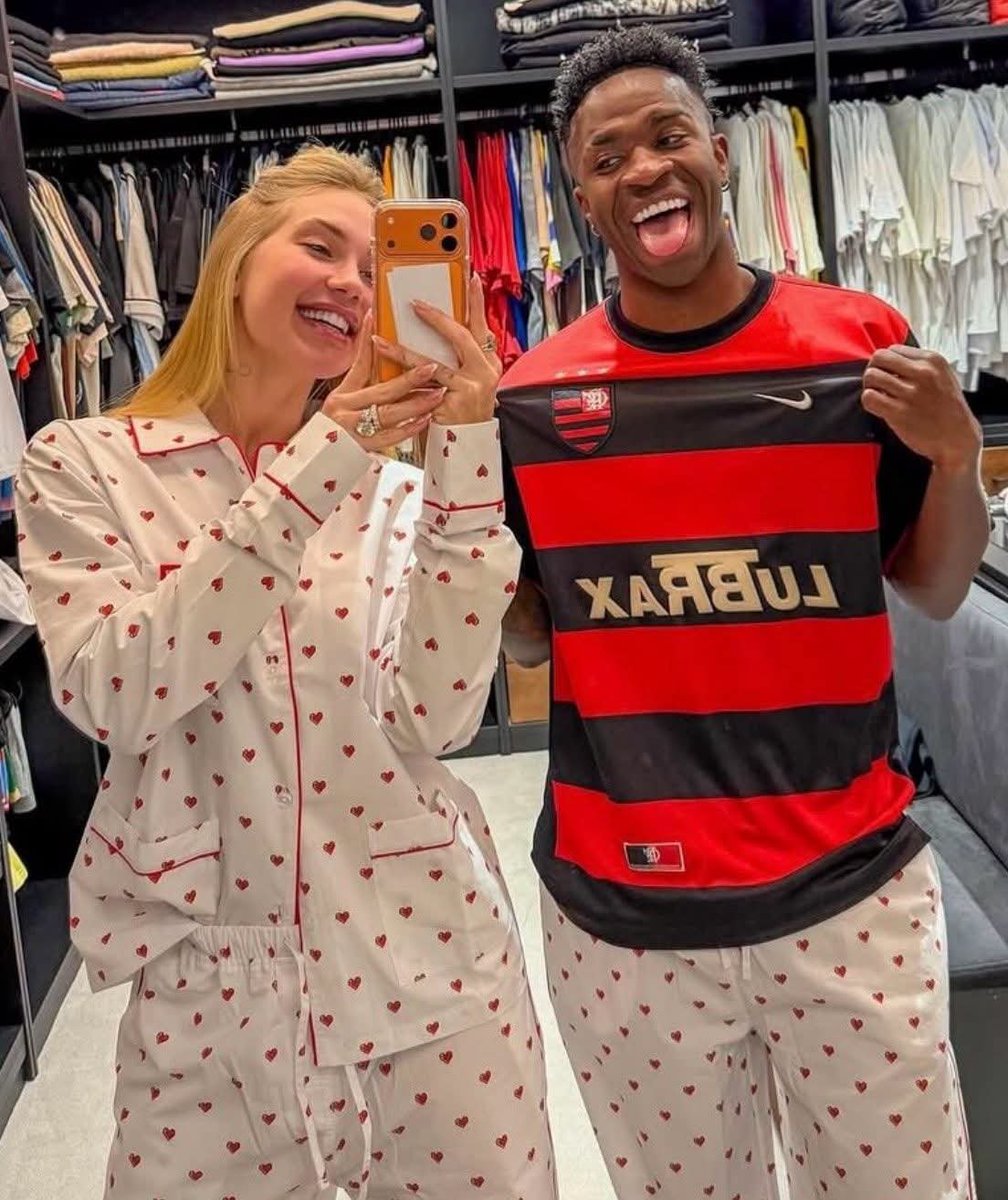 Madridpulse0's tweet photo. 🚨According to Metrópoles, Virginia Fonseca wanted a more serious relationship with Vini Jr., including marriage and even having a child together. However, the Real Madrid star reportedly didn’t share the same intentions, leading to arguments between the two. 😳💔

📸 Vini Jr. has deleted a photo of himself with Virginia Fonseca and Lewis Hamilton Fonseca following confirmation of his breakup with the influencer.