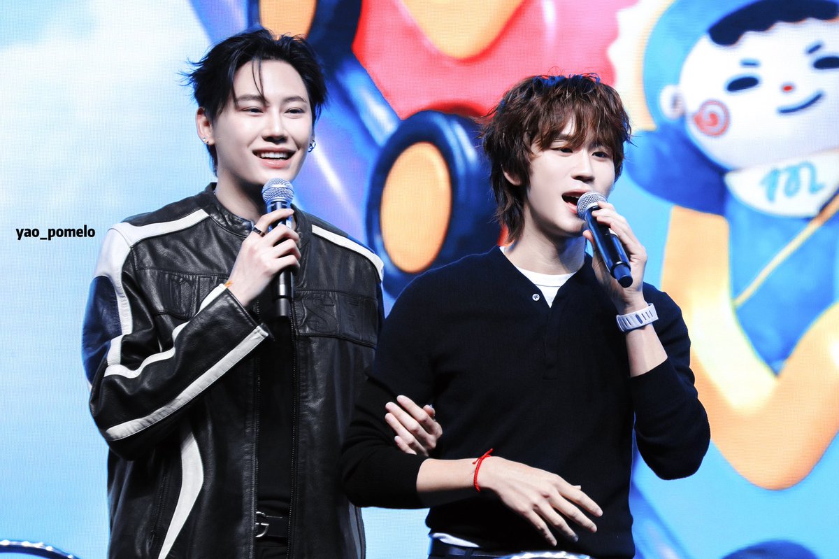 Esenol128384's tweet photo. BounPrem bring endless warmth and happiness, treasuring each second they spend communicating with fans today.

BPP HAPPY FAM FANSIGN
#GMMTVFANIVAL2026HappyFamilyxBP https://t.co/okThdJeC7S