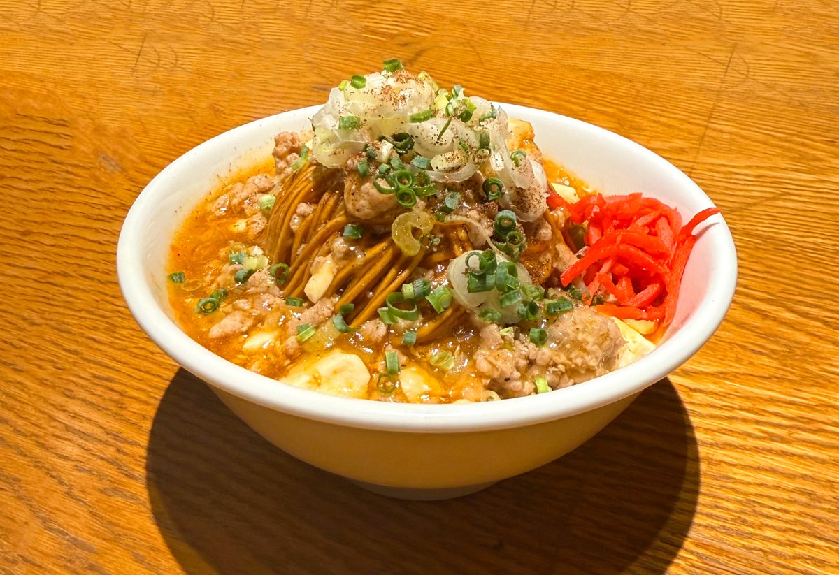 machichukafes's tweet photo. 絶品 麻婆豆腐を
丼&かた焼きそばでどうぞ‼️
主食としも、おつまみとしても
最高です♪
絶品メニューを紹介⭐️

「麻婆丼」「麻婆かた焼きそば」１０００円
ほんのり華やかな山椒の香りと辛さ
奥深い旨みが食欲を刺激！
クラシックな町中華スタイルで楽しむ
自慢の麻婆丼＆麻婆かた焼きそば。

#町中華と餃子フェス #麻婆豆腐 #新宿飲み #佐々木美玲