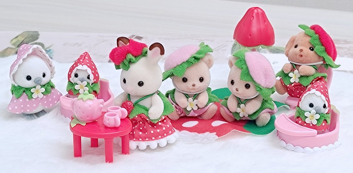 Rion_Cafe_Snow's tweet photo. ローソンで発売されたシルバニア赤ちゃん家具コレクション-いちご-

本命のシマエナガの小さい赤ちゃんは来てくれたけど、ゆきヒョウの赤ちゃんが来なかったからコンプリートできなかったぁ😢
いちごシリーズは毎回かわいい！ https://t.co/sVqMvrd1PT