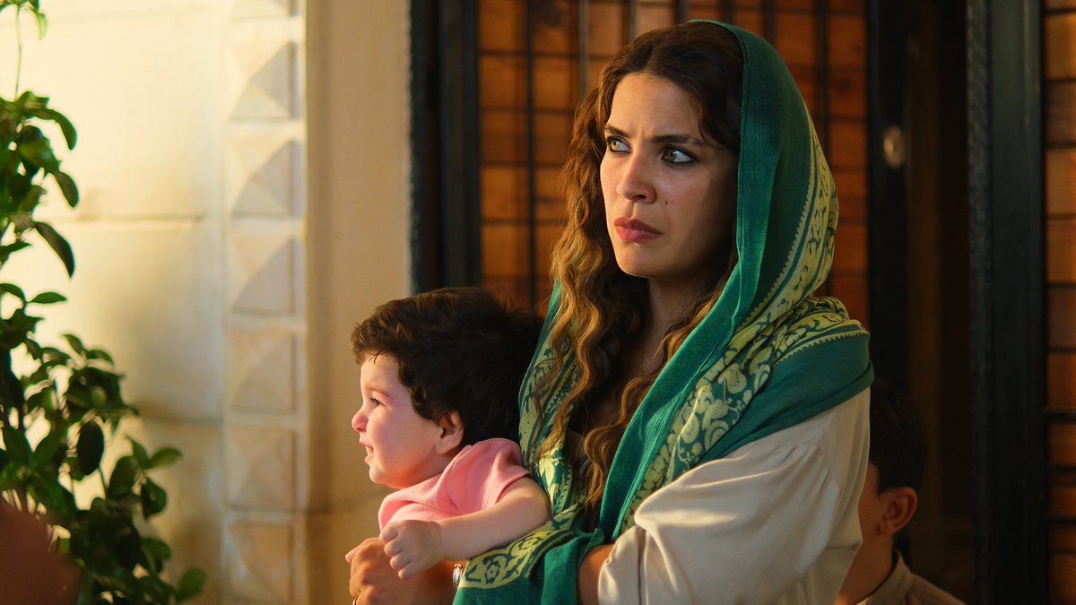 TvDunyasii's tweet photo. #HalefKöklerinÇağrısı 39. Bölüm Özeti ve Kareleri:

Yıldız’ın kimliğine dair şüpheleri iyice artmıştır. Onun için artık her şeyi sorgulama zamanı gelmiştir. 

Rami onu ikna etmeye çalışsa da içindeki şüphe giderek büyümektedir. Sadullah ise Yıldız’ı yakınında tutarak Serhat’a karşı koz olarak kullanma niyetindedir. 

Yıldız’ın güvenliğinden endişe eden Serhat, onu Sadullah’ın konağından çıkarmak için her şeyi yapmaya hazır olsa da karşısında ağalık otoritesini kullanan Akif vardır. Öte yandan Sadullah Ağa’nın kızı Dilşad, Urfa’ya gelmiştir.