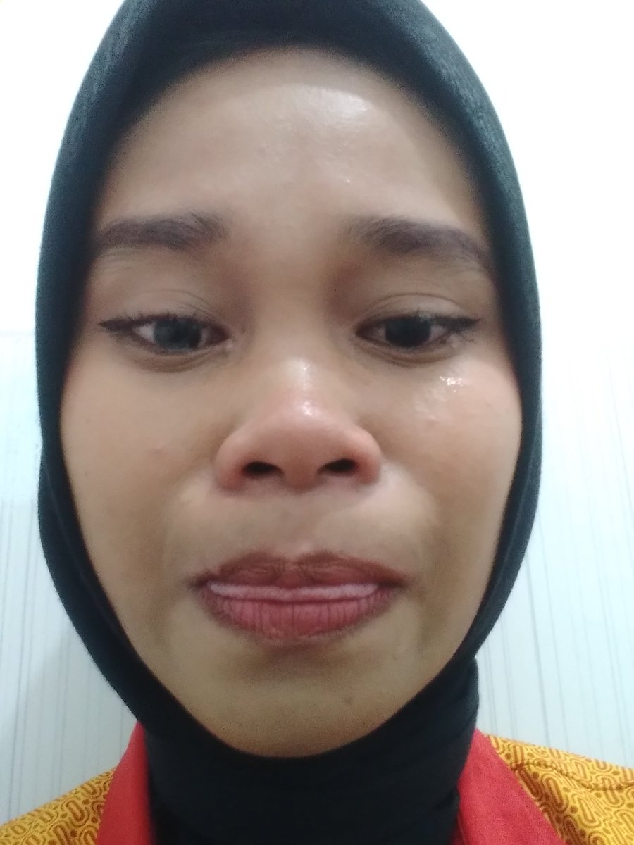larahyck's tweet photo. lagi kerja terus tiba tiba ditanya sama customer kenapa gak lanjut kuliah katanya, langsung nahan nangis jawabnya. selesai transaksi langsung lari ke kamar mandi, udah gak kuat banget. pertanya simpel tapi rasanya berat banget :( https://t.co/VF6ezldmLp