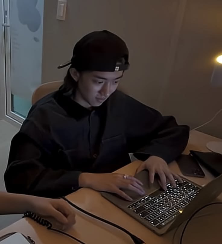 forwooryul's tweet photo. this unofficial director has the potential to officially be one actually https://t.co/Um8CVSvgIX