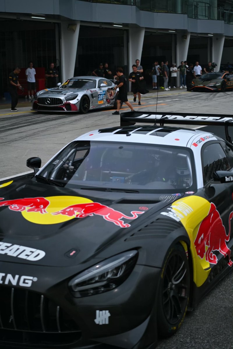 envyofyibo's tweet photo. Wang Yibo participate in private practice sessions in Sepang International Circuit with new Mercedes-AMG GT3 EVO livery 🖤

#WangYibo #YIBO85 #85Racing https://t.co/OBBHlmssvl