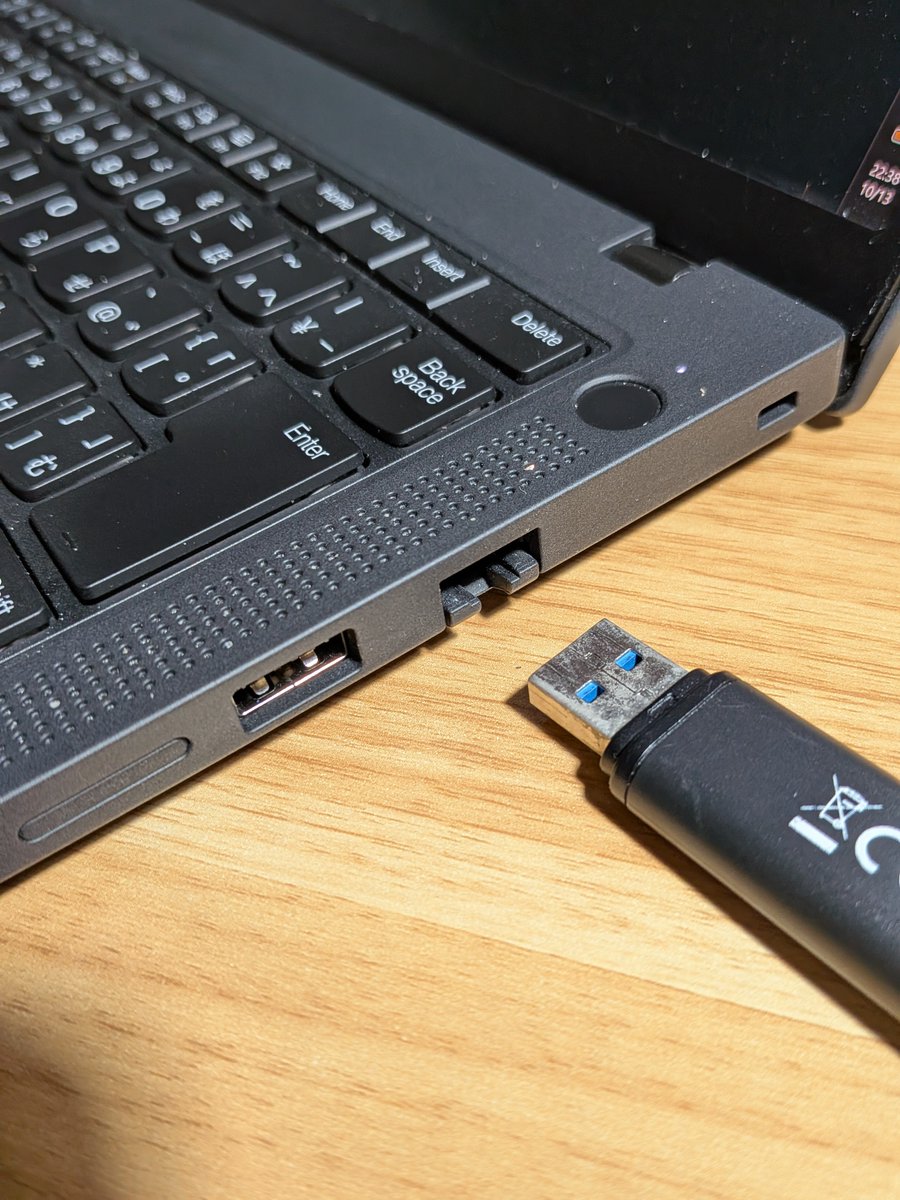 aroerina2's tweet photo. Thinkpad、USB Aの横にUSB Aが刺さるけど認識しない謎の端子あるの謎すぎる https://t.co/Ud5bYNuetw