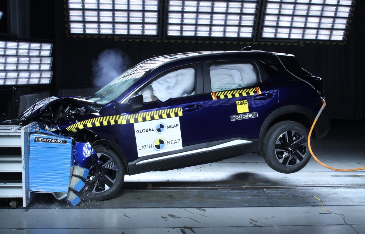 LatinNCAP's tweet photo. #LatinNCAP realizó la prueba de auditoría para el Nissan Nuevo Kicks fabricado en Brasil. El modelo mostró buen desempeño general, suficiente para confirmar la calificación de cinco estrellas de la versión mexicana de 2025. 
La versión brasileña no presentó la apertura de puerta registrada en el impacto lateral de la versión mexicana, gracias a la mejora implementada por Nissan en ambas líneas de producción.
